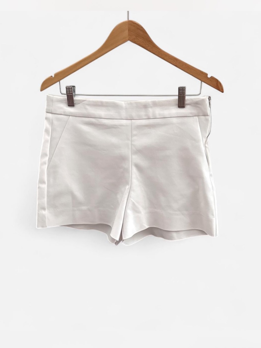 Saks Fifth Avenue White Tailored Shorts size 8 minimalist preppy eurosummer NWT